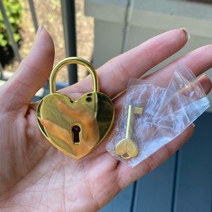 ❤️ 🔐 [locket] heart shaped locket with key